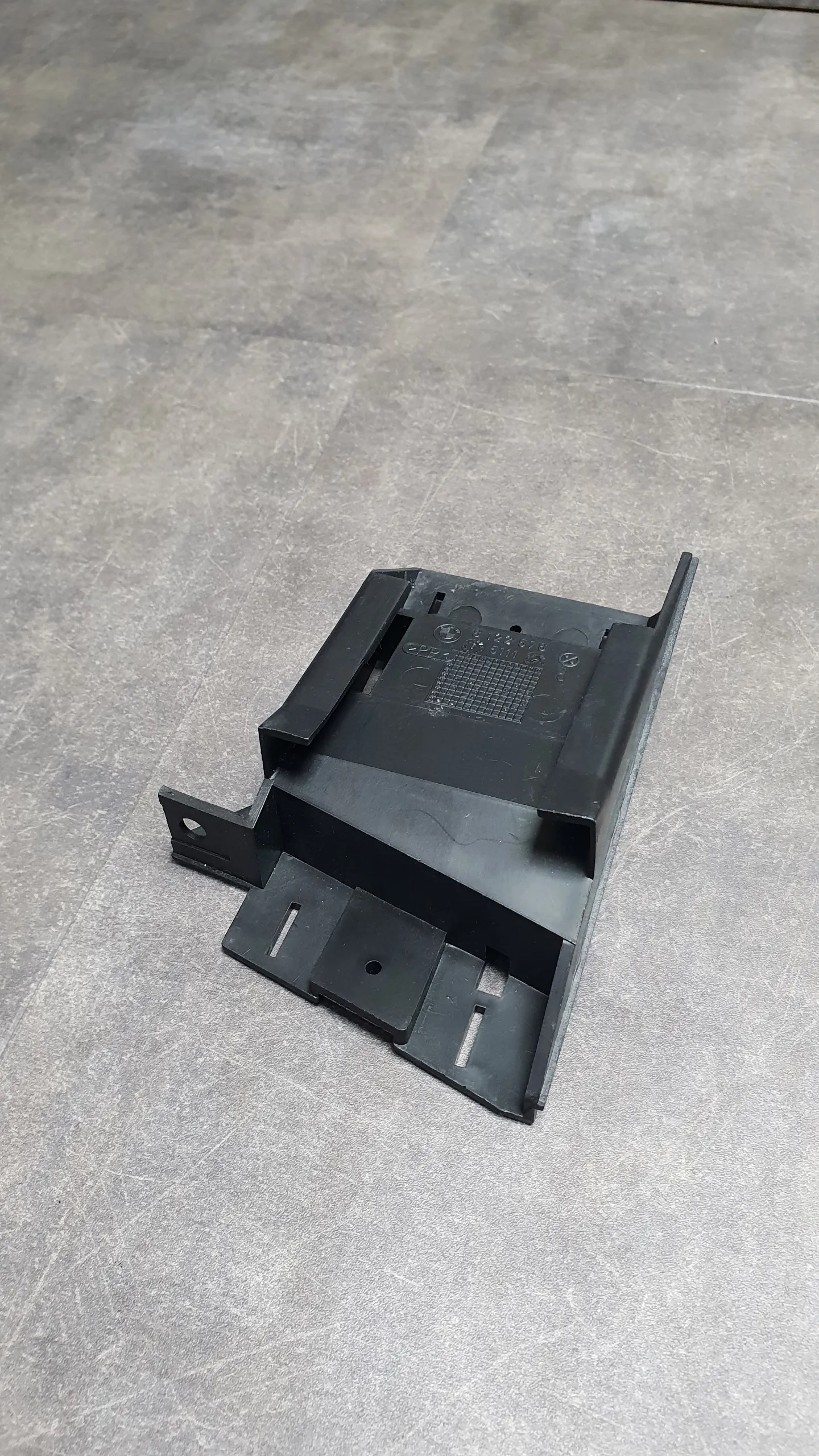 Кронштейн крепления переднего бампера E36 на бампере (R)