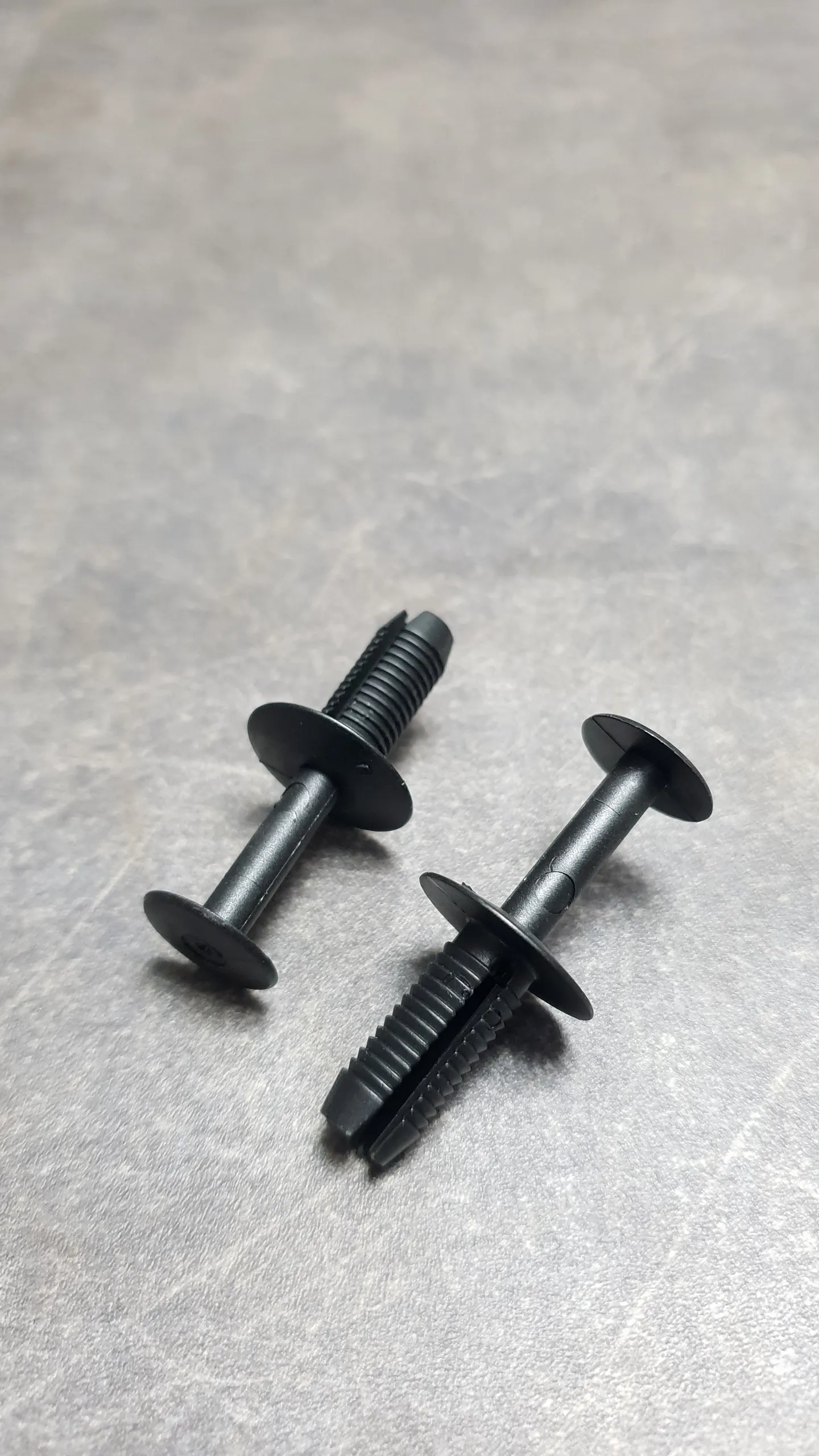 Клипса с распорной втулкой (1-26)