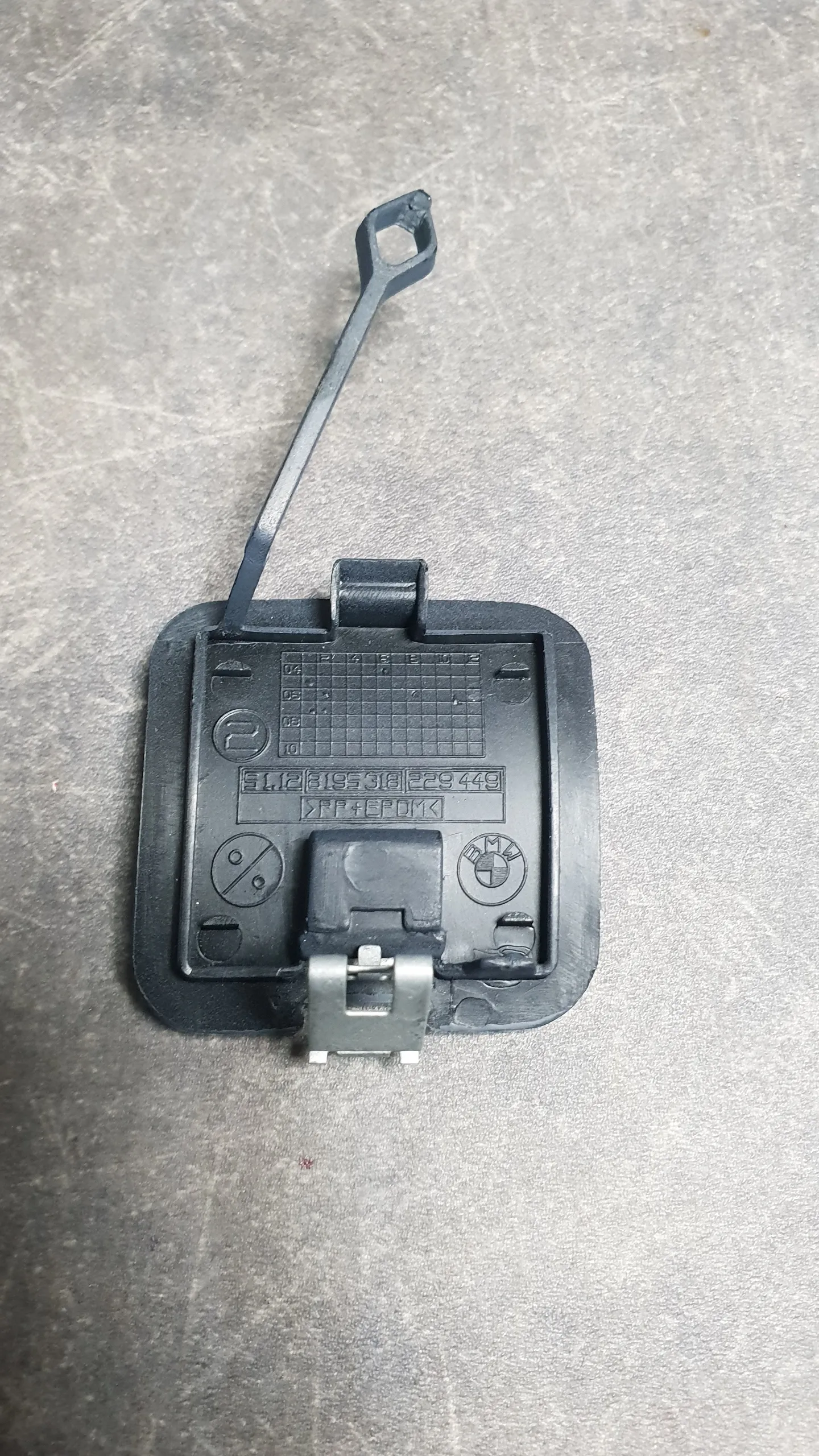 Заглушка отверстия под буксировочный крюк E46 до 09.2001г.в. [задний бампер]