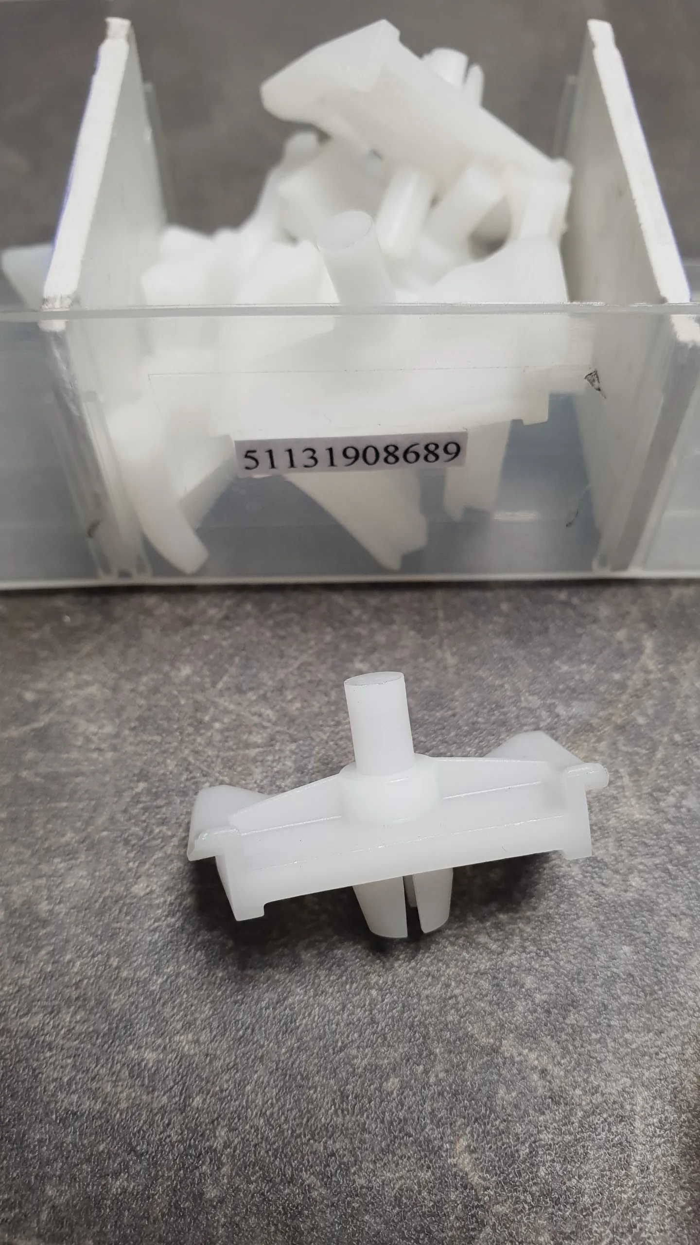 Клипса молдинга двери (пистон) с наконечником E32 (2-16)