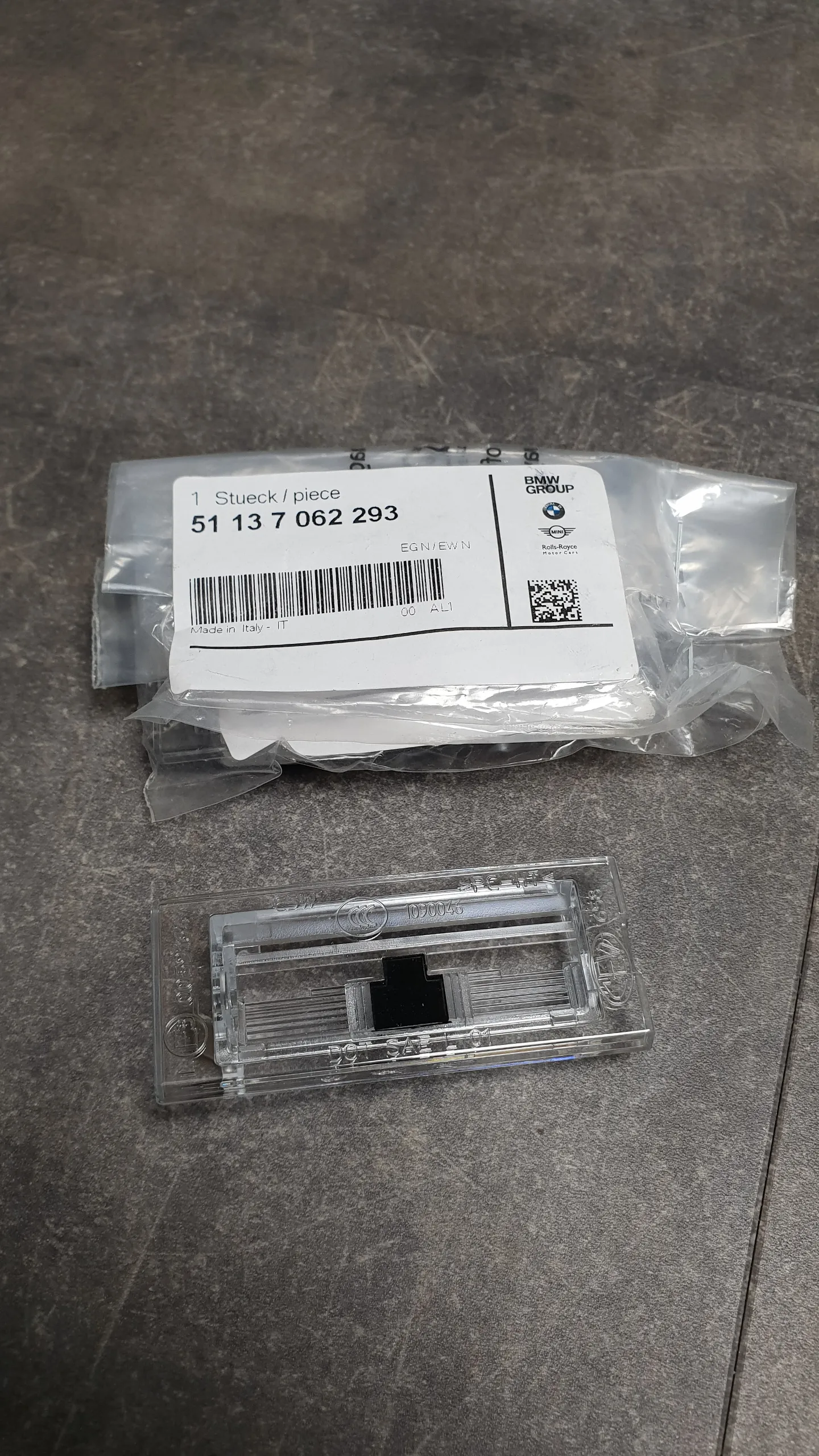 Рассеиватель фонаря подсветки номерного знака E83,E53