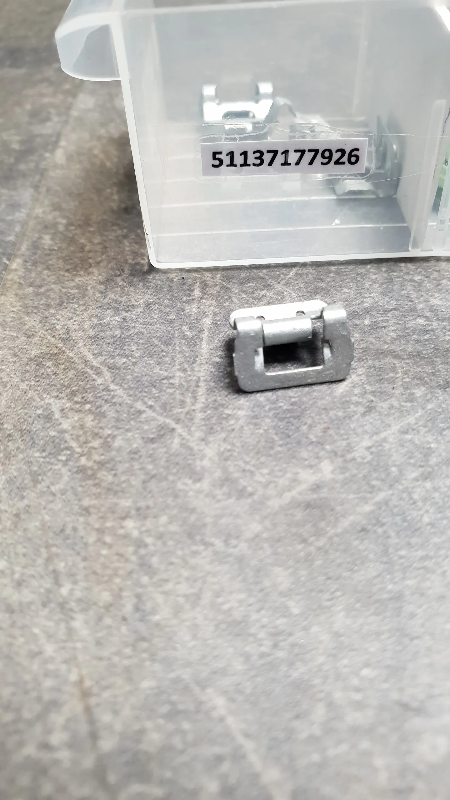 Клипса планки лобового стекла E70,E70LCI (1-28)