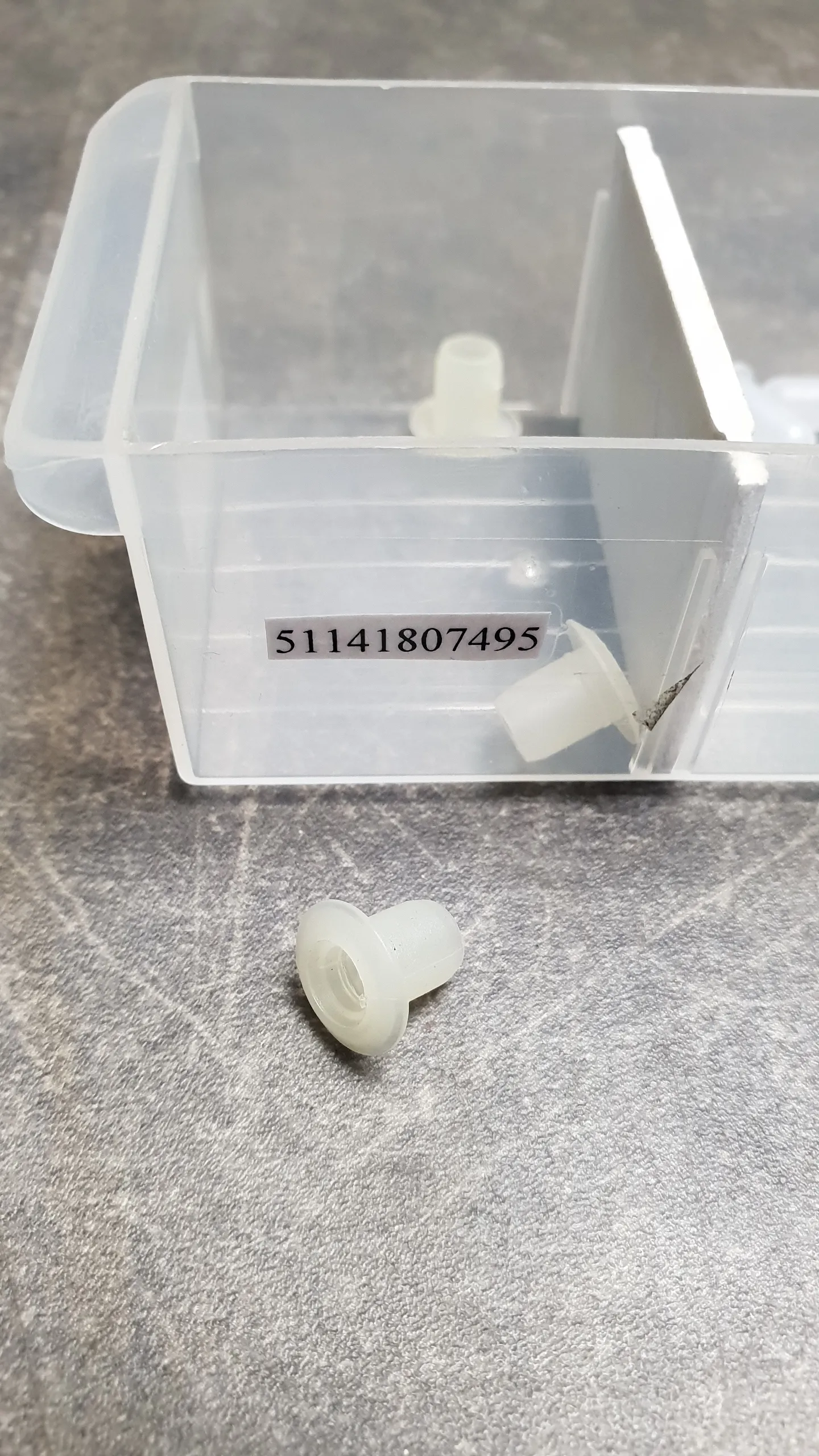 Пистон эмблемы на капот (4-10)