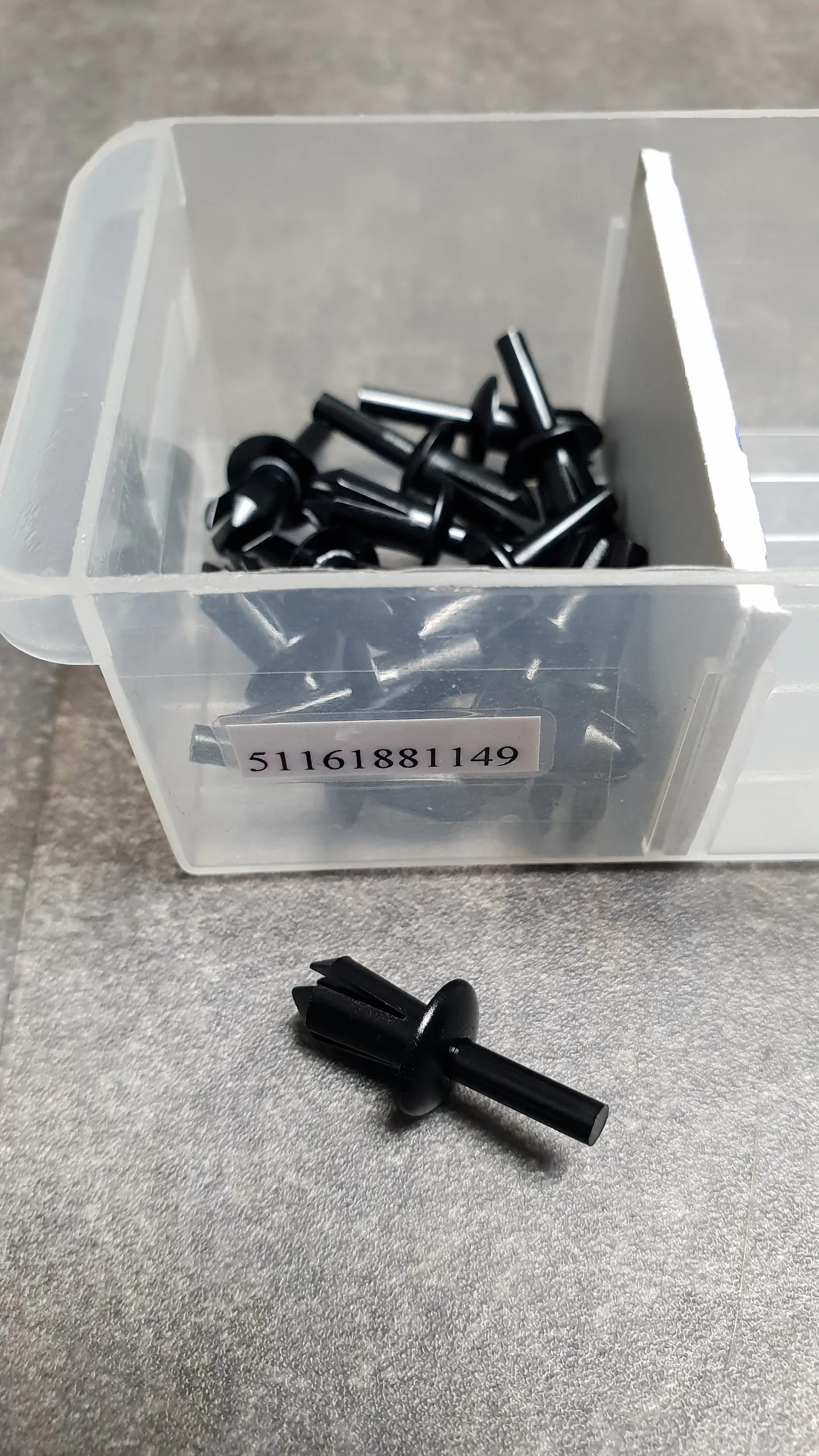 Клипса крепления накладки порога [торцевая] / брызговиков (2-10)