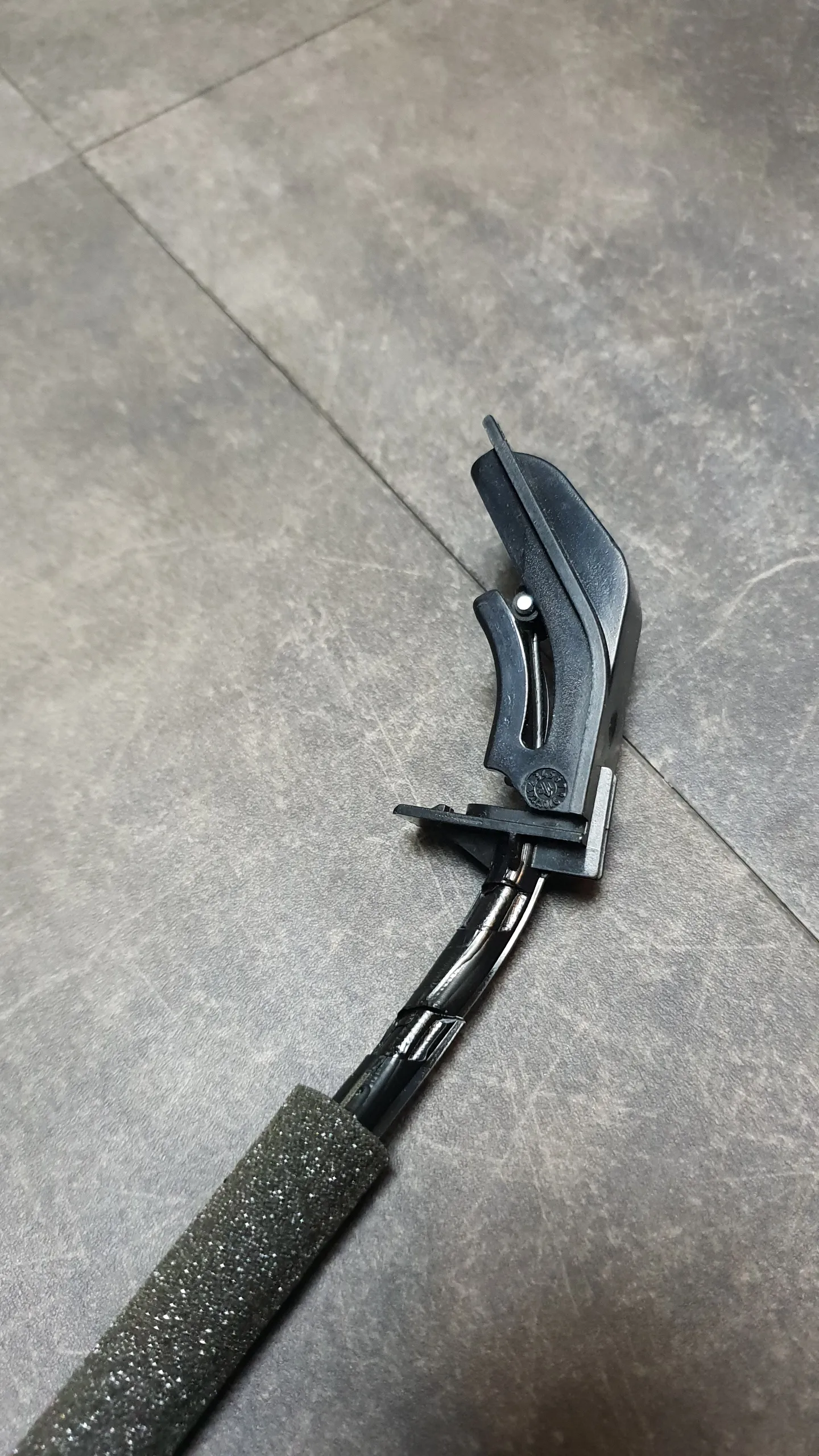 Трос от замка до салонной ручки пер. E65,E66 [L]