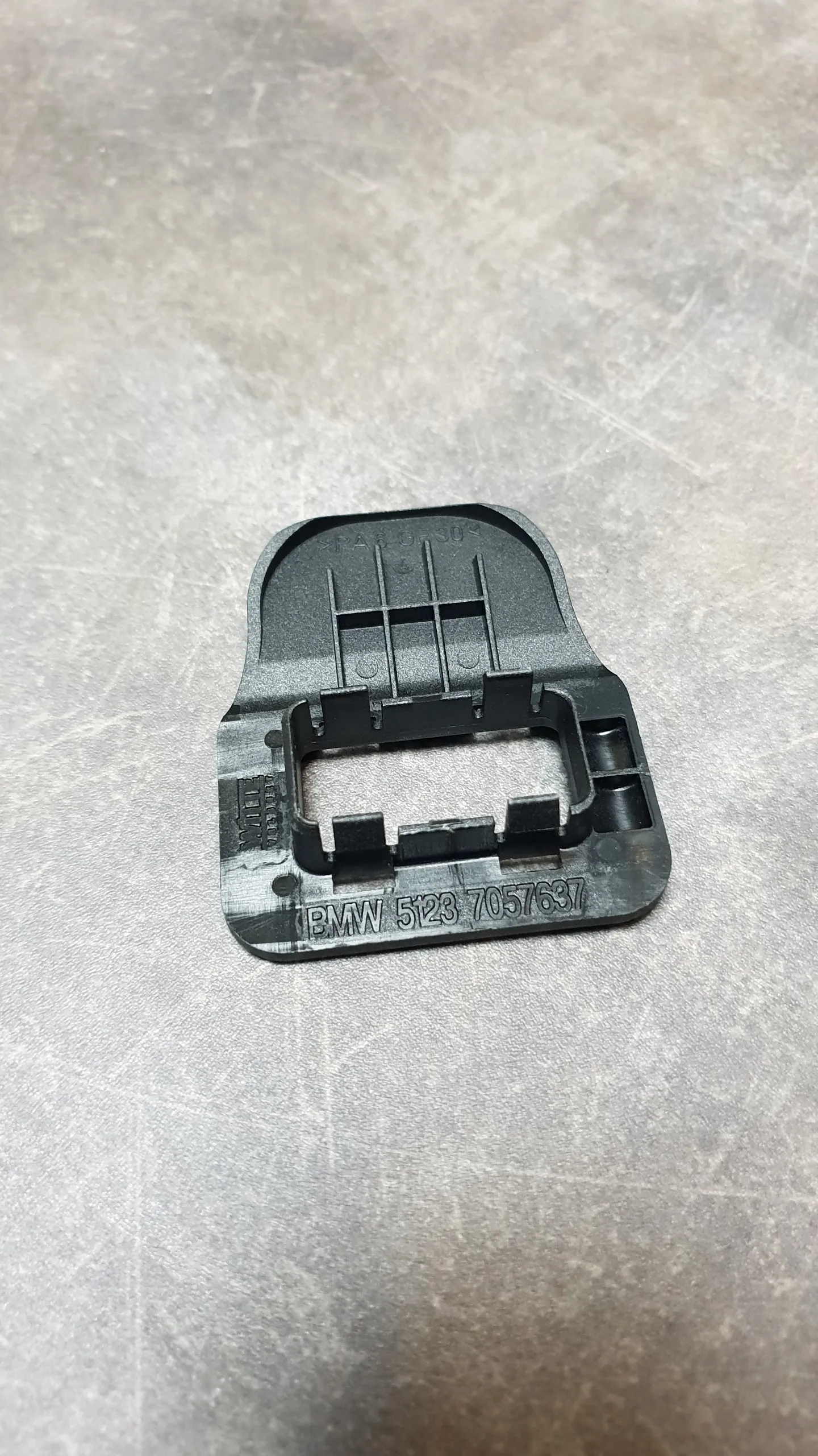 Опора захватного крюка (вставка в телевизор) E60,E60LCI