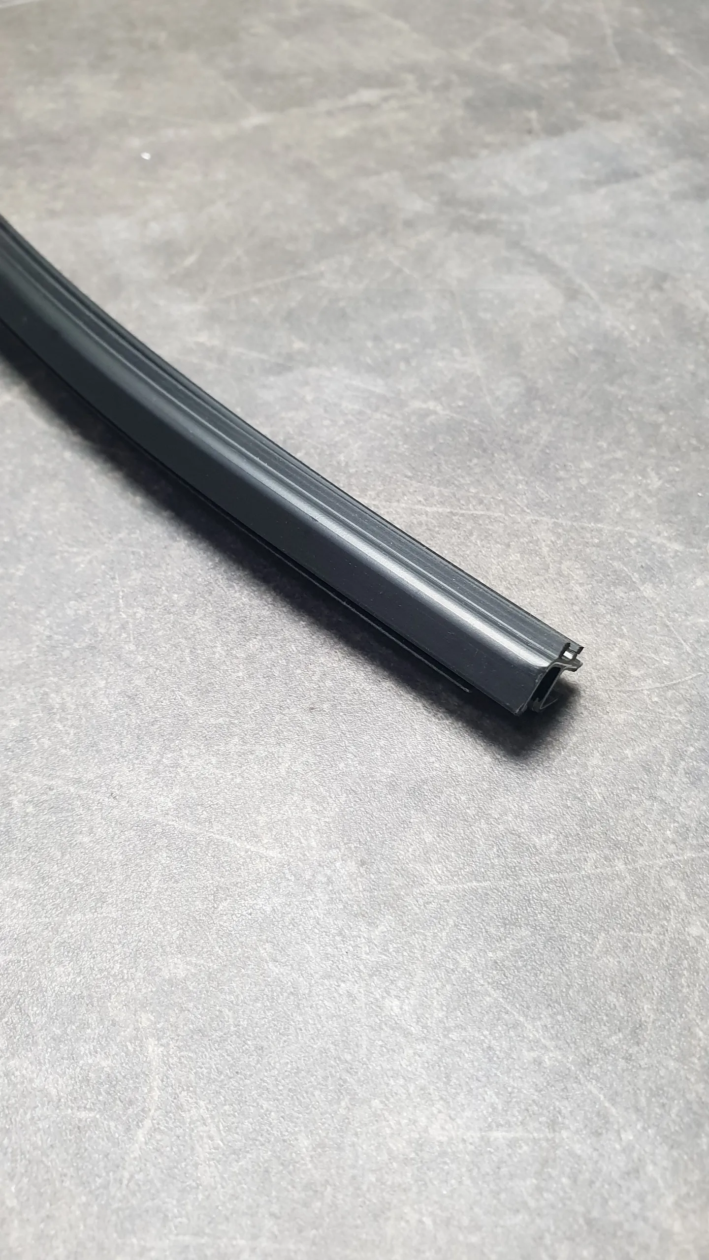 Уплотнитель (молдинг) лобового стекла нижний E84