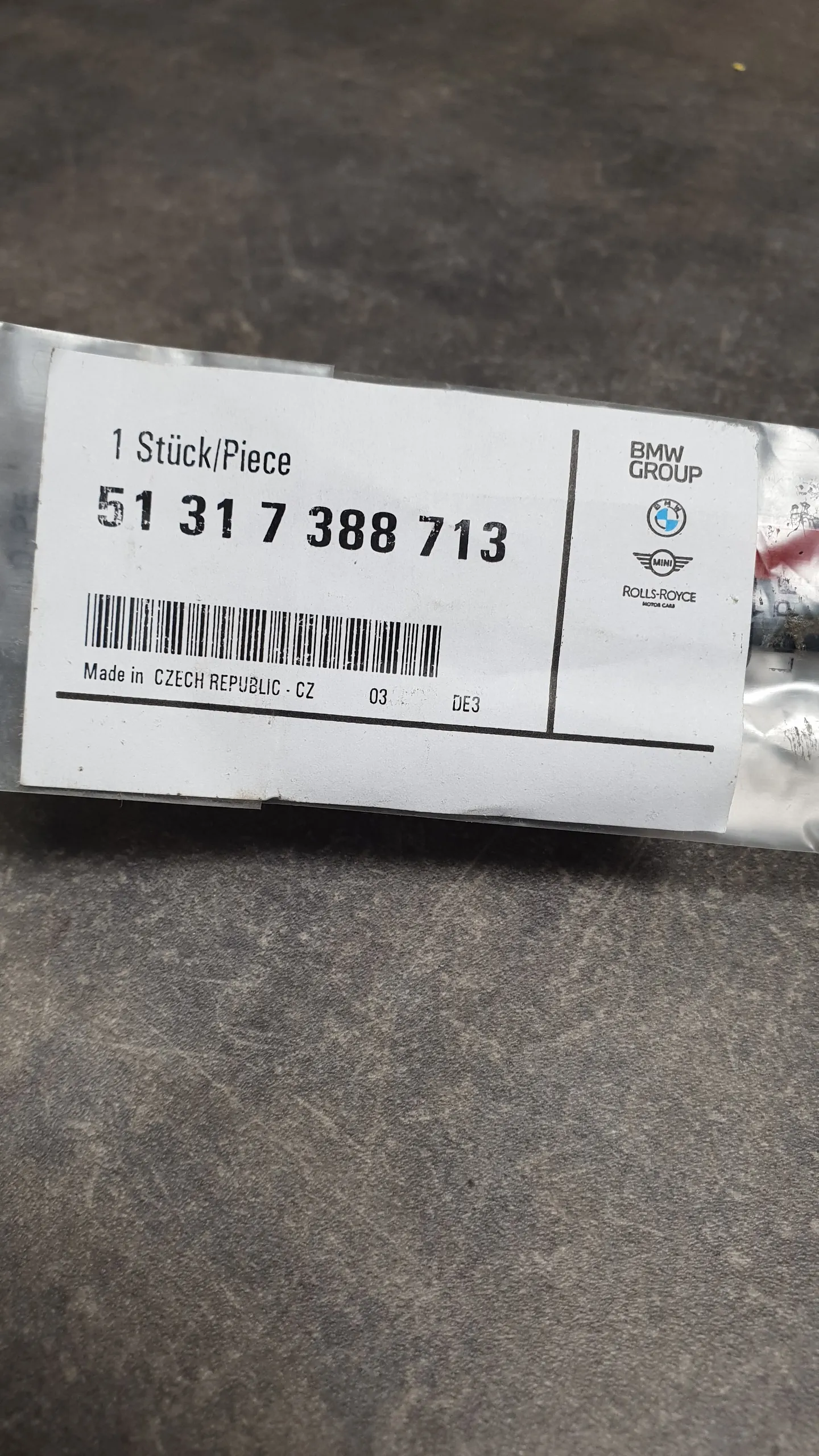 Уплотнитель (молдинг) лобового стекла верхний G30,G31,G38,F90