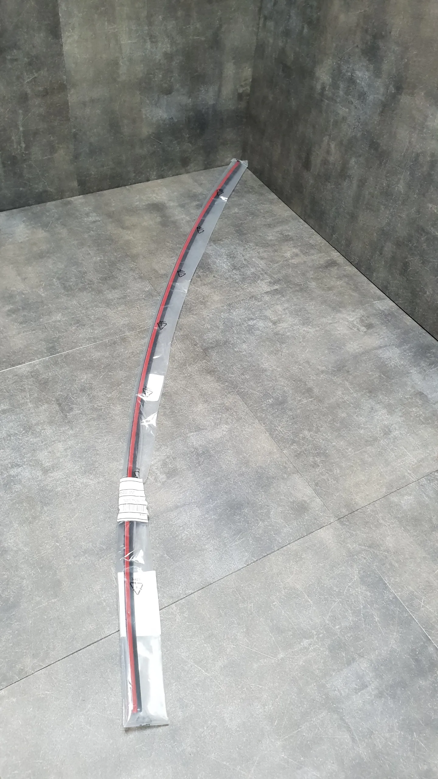 Уплотнитель (молдинг) лобового стекла верхний G01,G08,F97