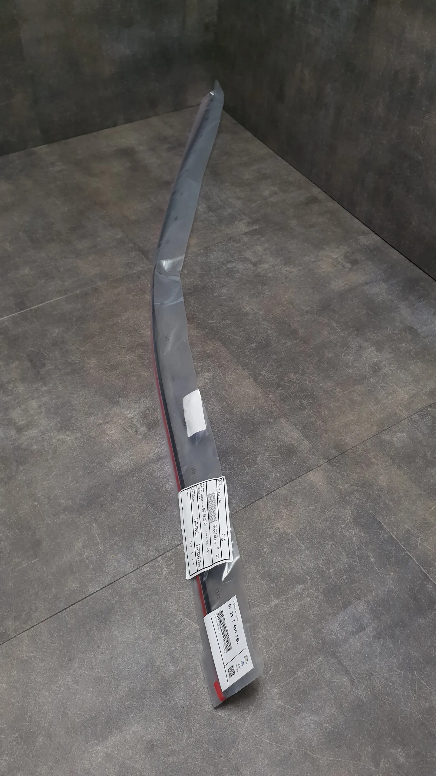 Уплотнитель (молдинг) лобового стекла верхний G02,F98