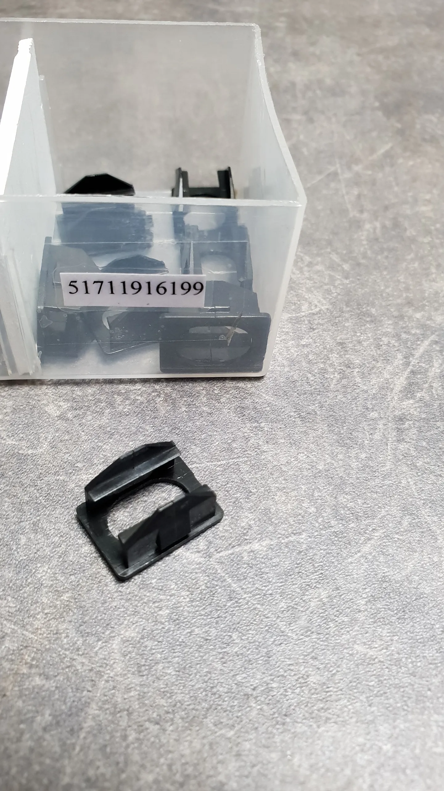 Клипса (вставка) фиксатора (2-23)