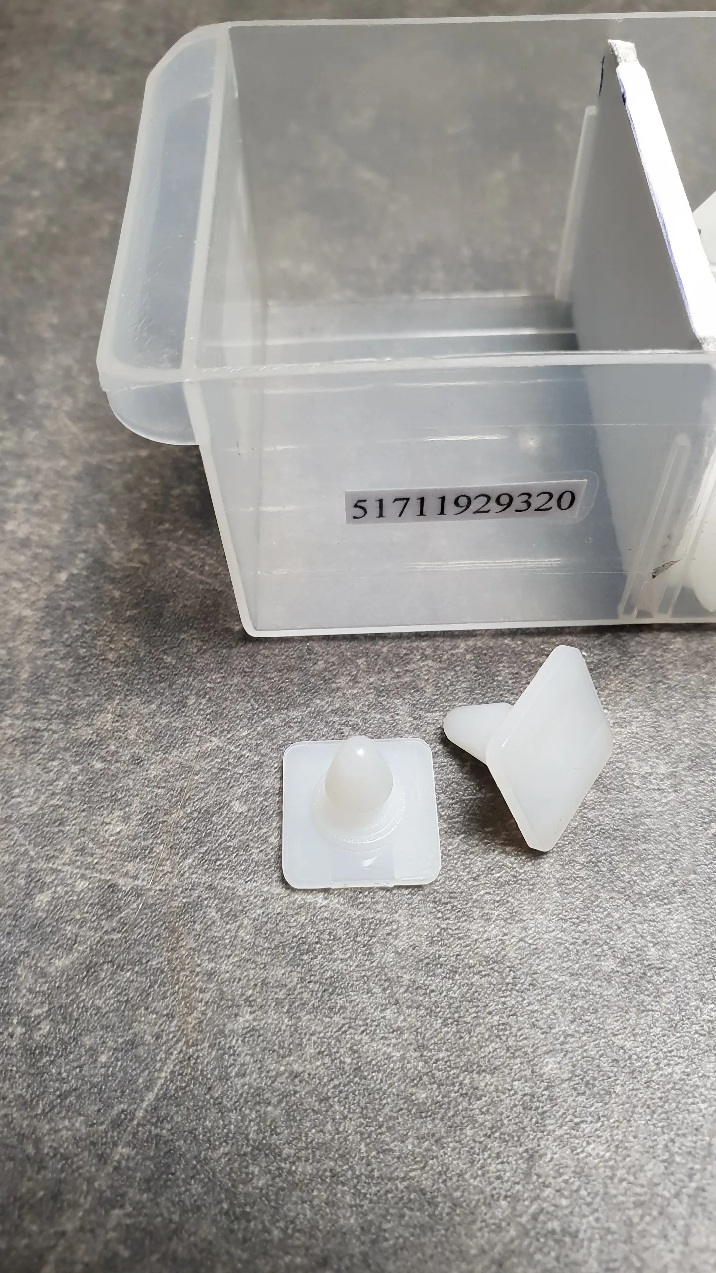 Клипса молдинга заднего крыла E30,E36 (2-16)