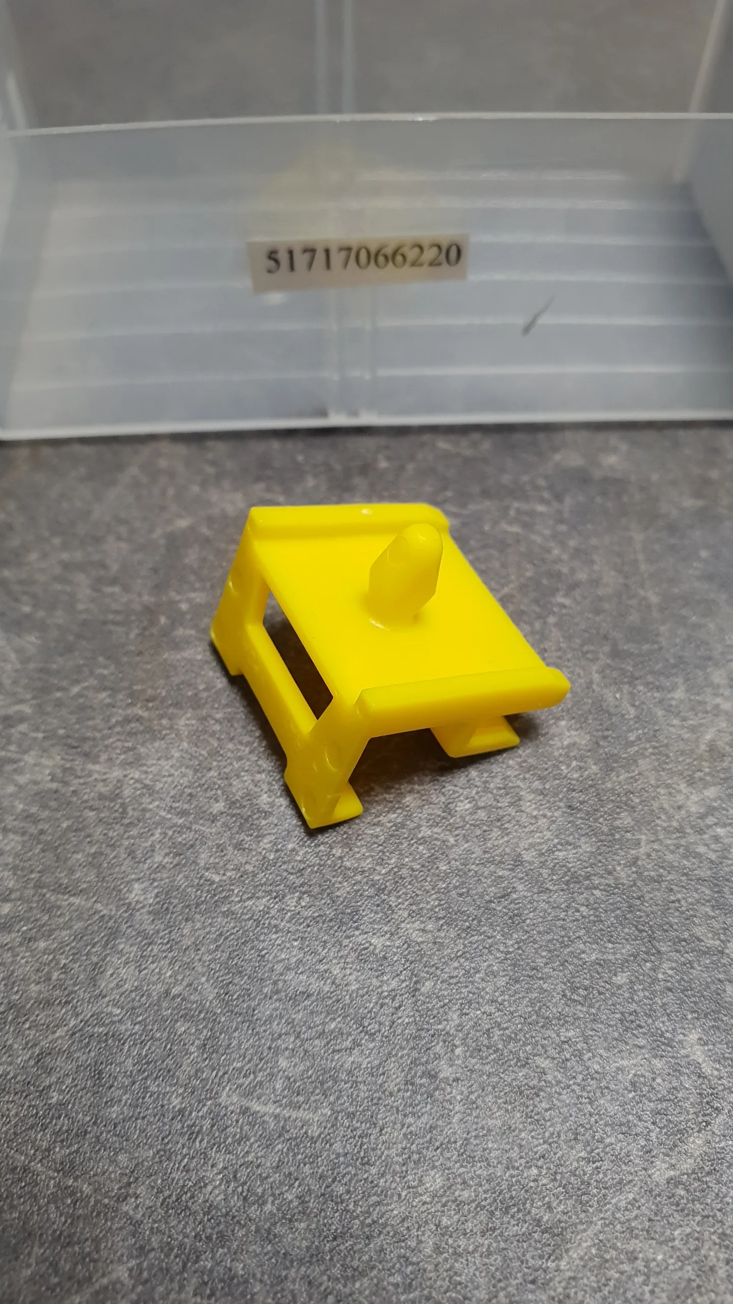 Клипса накладки порога (прямоугольная без наконечника, у заднего крыла)  E60 (4-8)