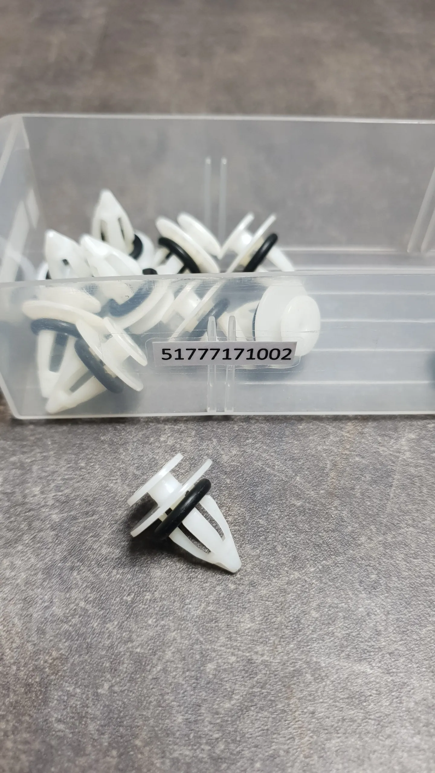 Клипса крепления накладки порога E70,E71,F15,F16,F48,F49 (торцевая) (4-19)