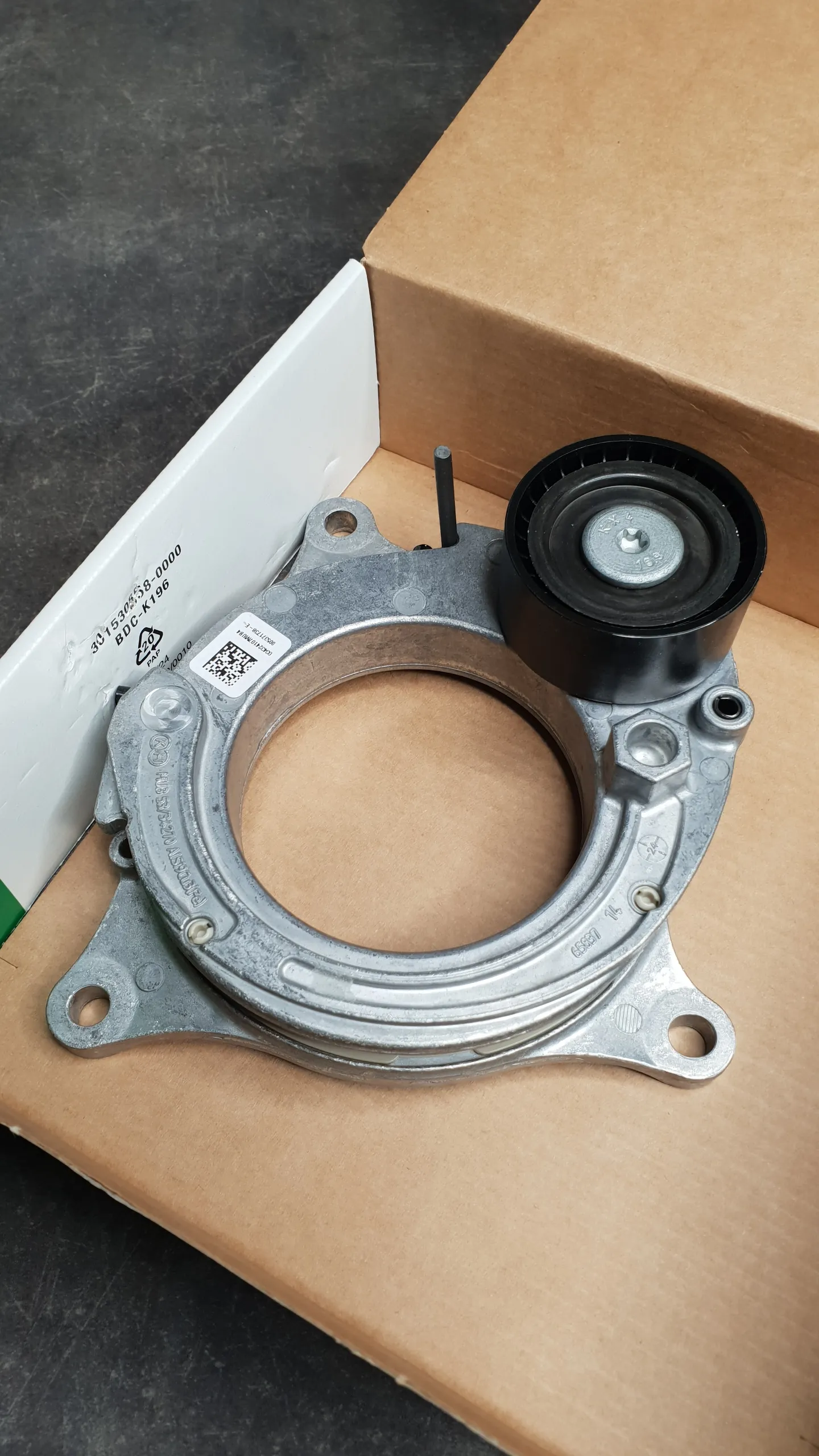 Натяжитель ремня B37,B47,B57 [с роликом]