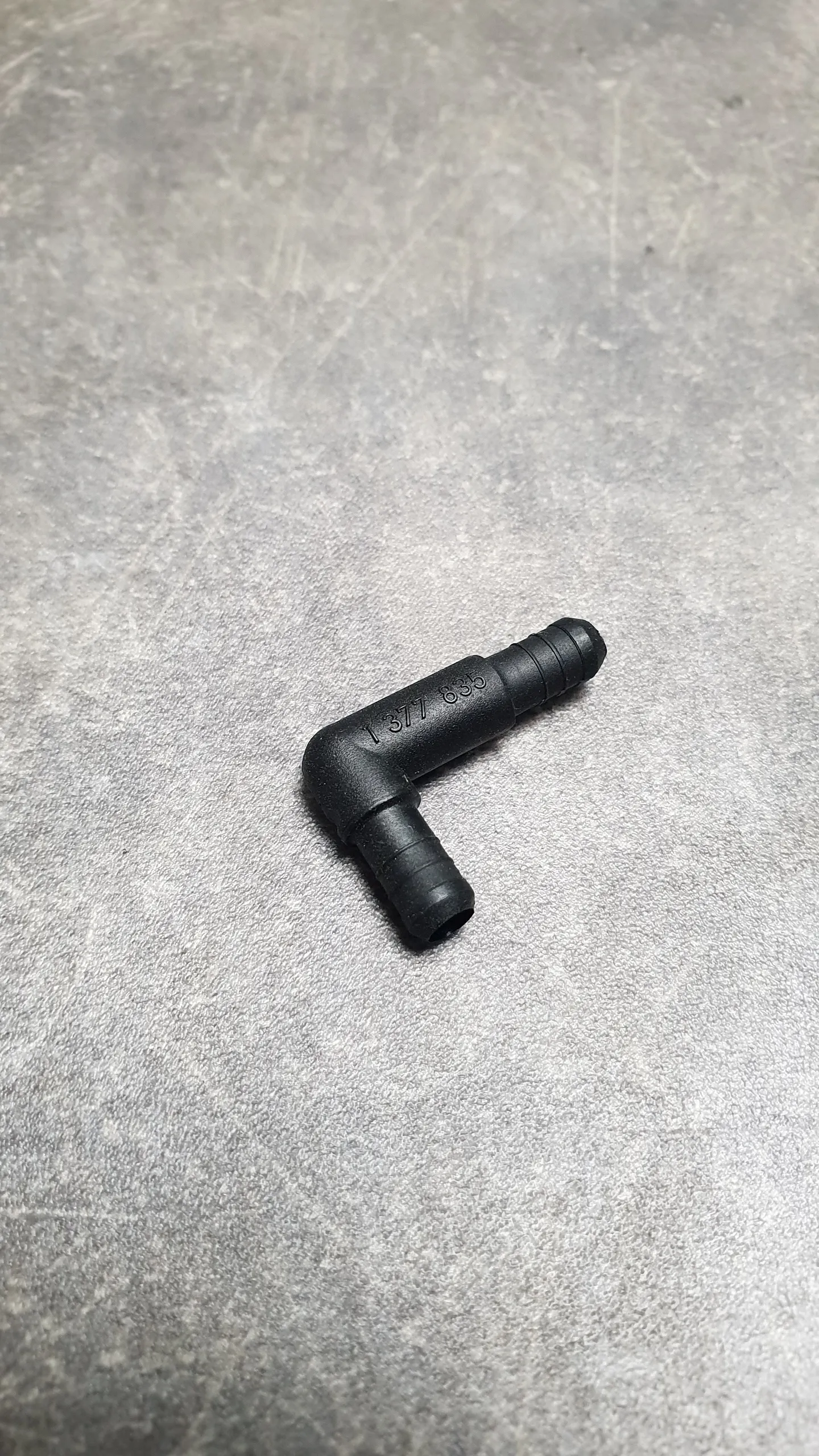 Угловой штуцер/отвод испарений АКБ (20-4)