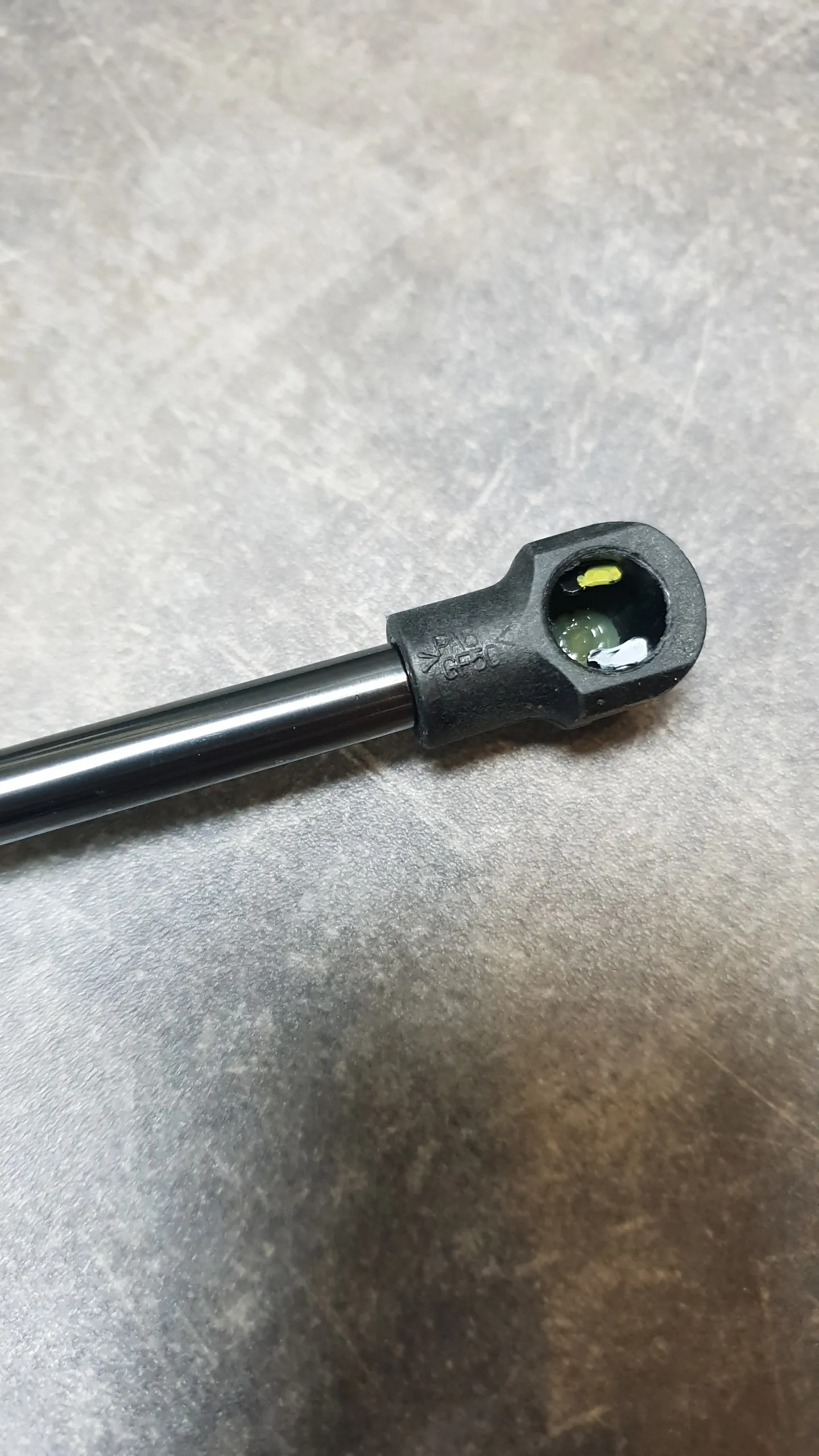 Амортизатор капота газовый E84