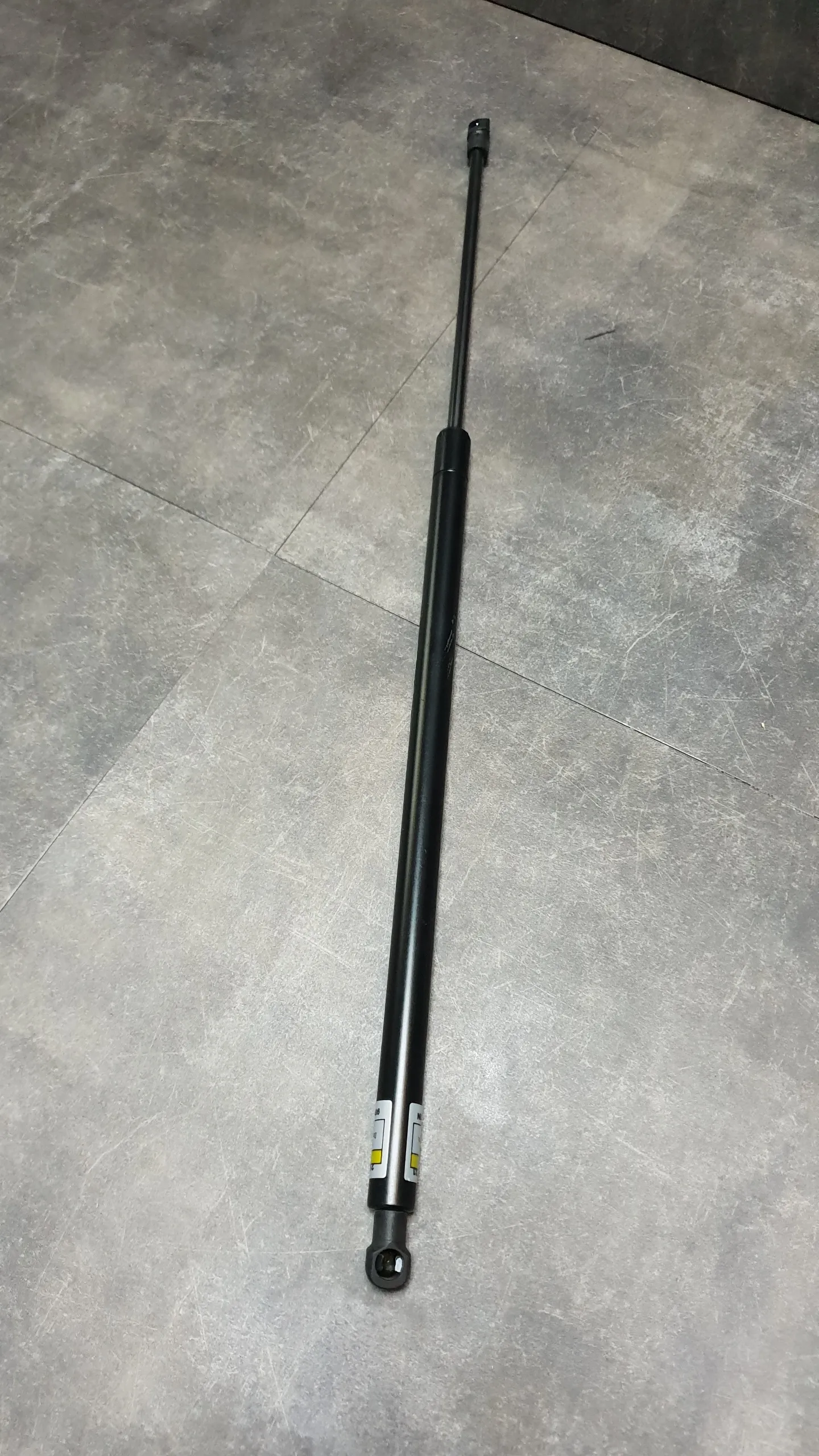 Амортизатор багажника газовый E83,E83N (590N)