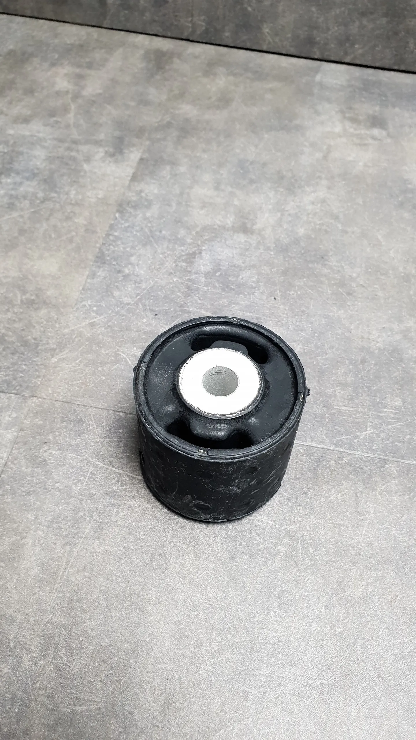 Сайлентблок балки моста редуктора [задний] E53