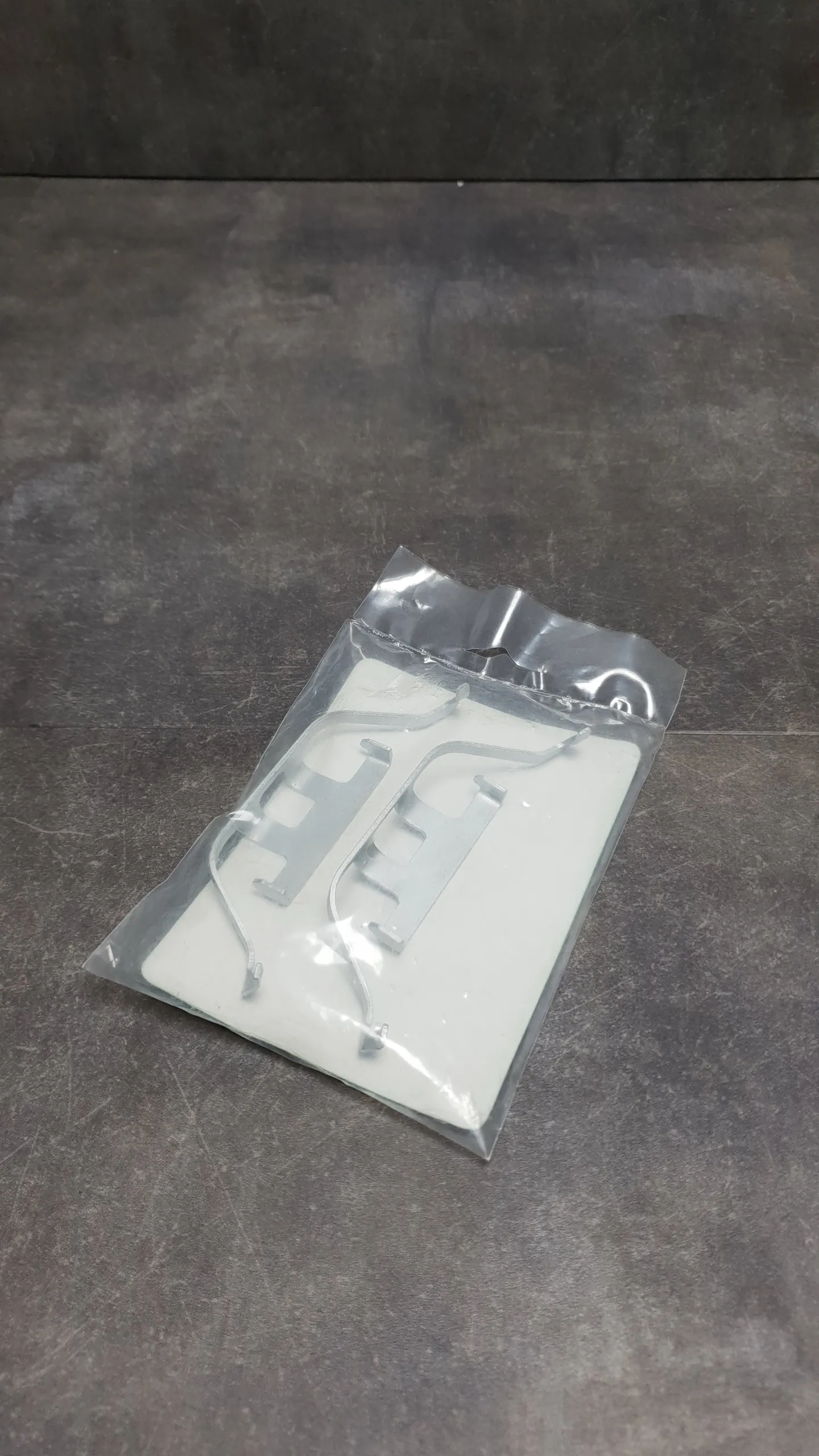 Пружина (скоба) суппорта тормозного заднего E46(по VIN),E38,E53,E83(комплект из 2 штук)