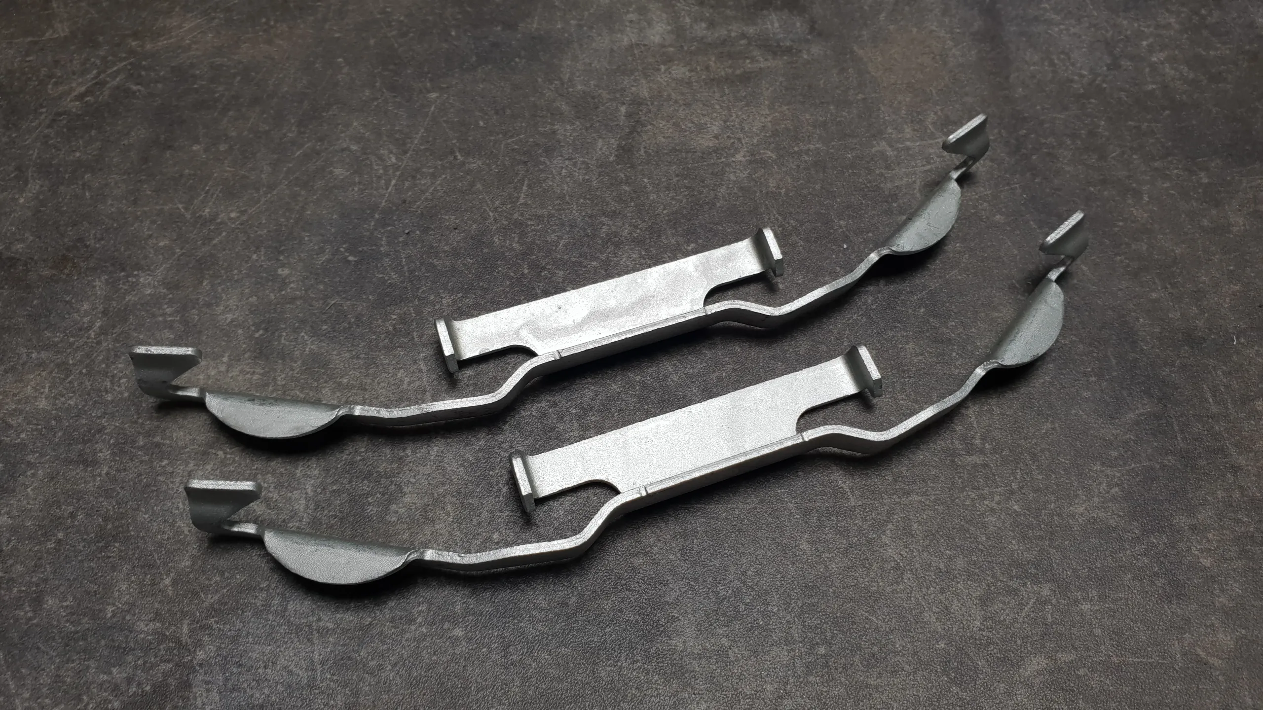 Пружина (скоба) суппорта тормозного переднего E36,E46,E90,E81,E87 (комплект из 2-х штук)