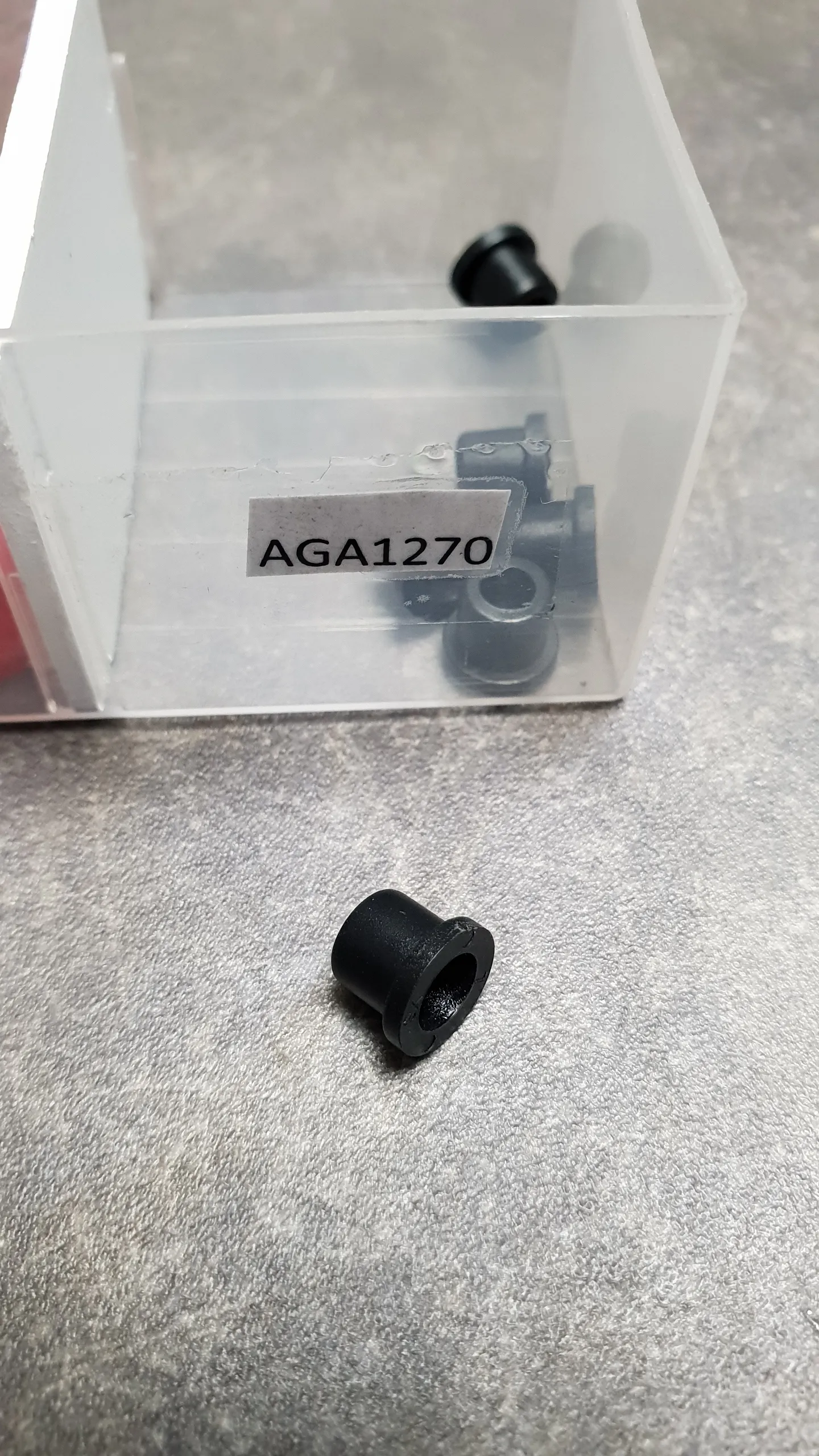 Пистон эмблемы на капот (4-26)