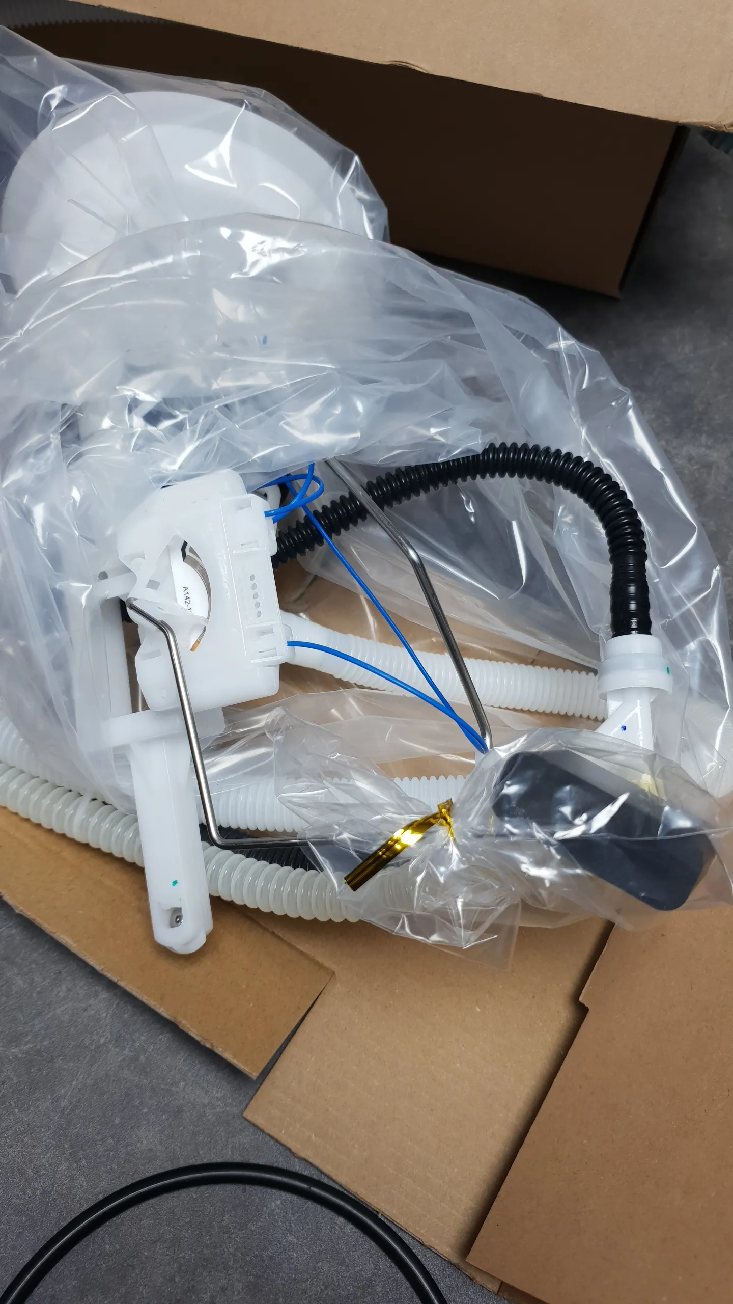 Фильтр топливный E81-E88, E90-E93 (N43,N53,N54) [с датчиком уровня]