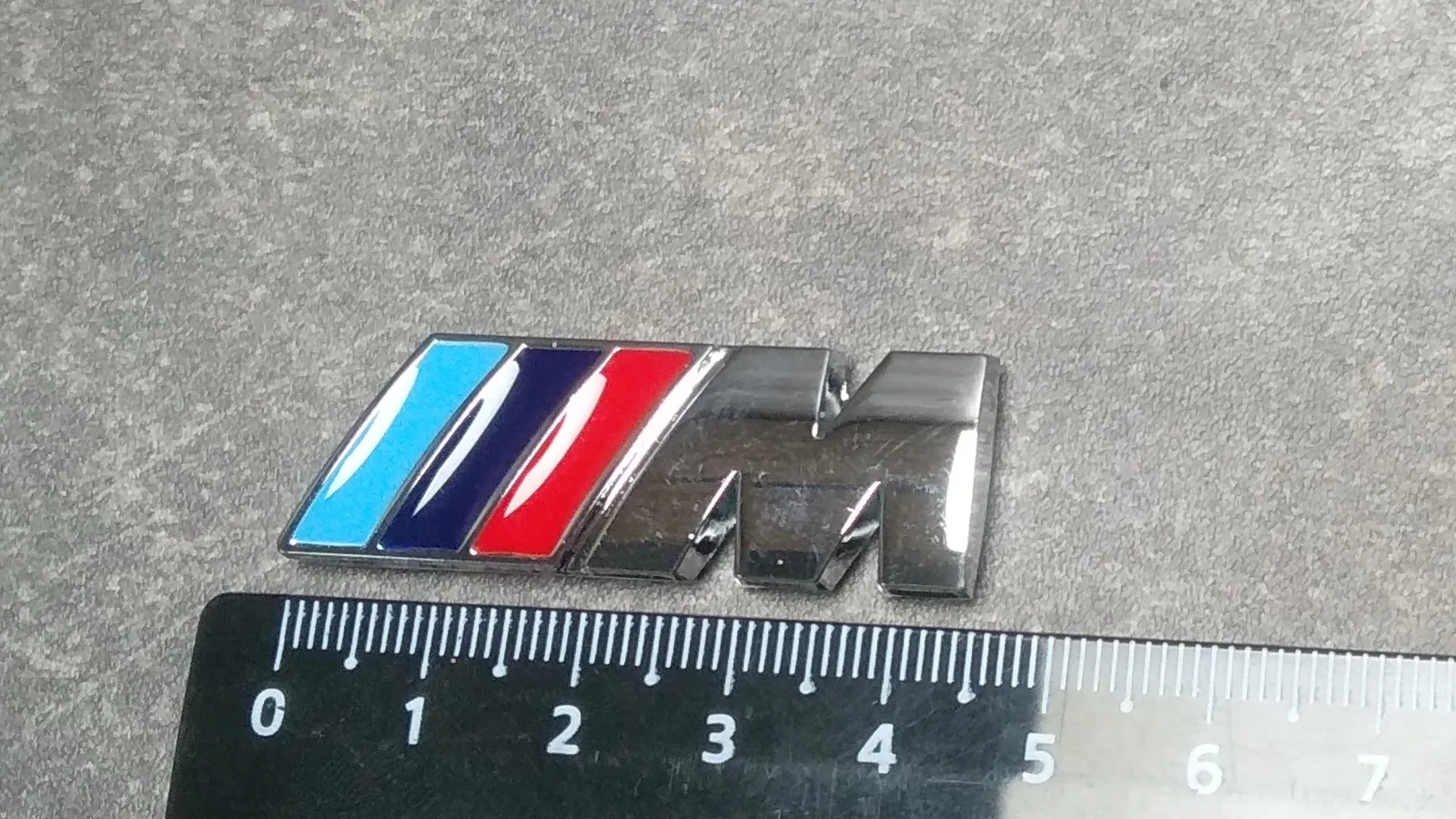 Наклейка на крышку багажника "M", металл + скотч (45mm*15mm)