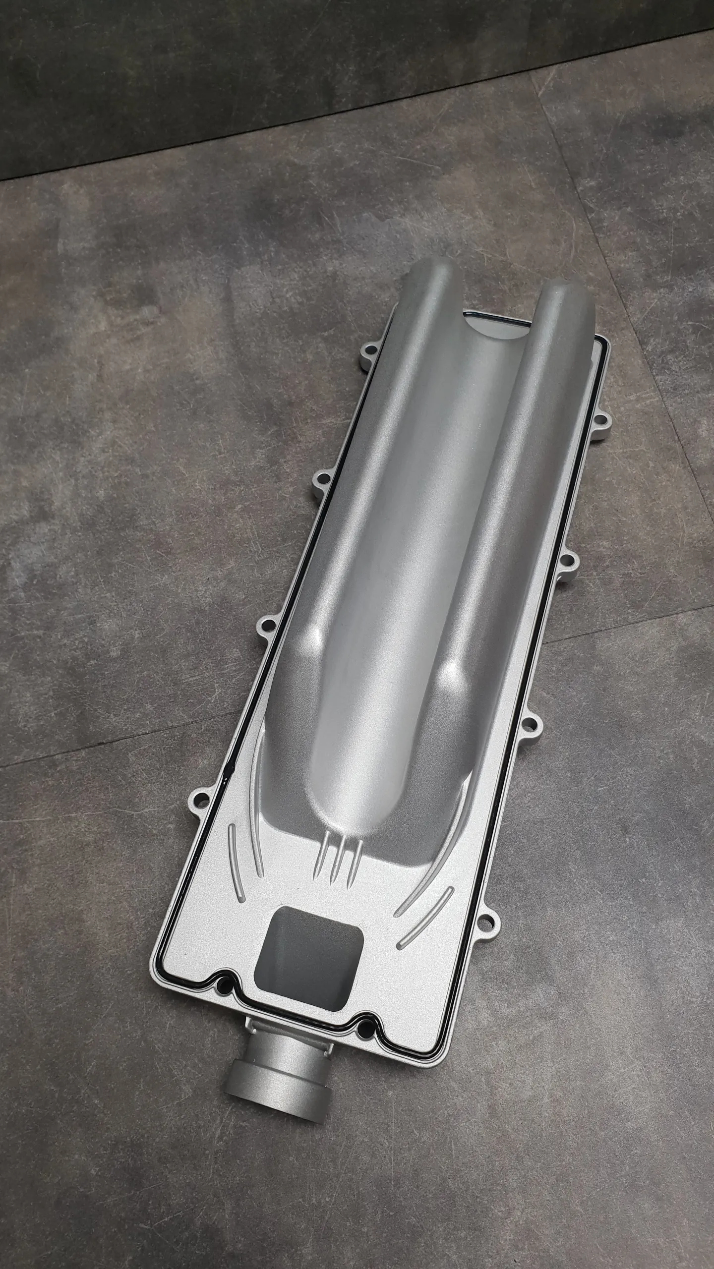 Крышка с уплотнительной прокладкой N62 [в развале головок]