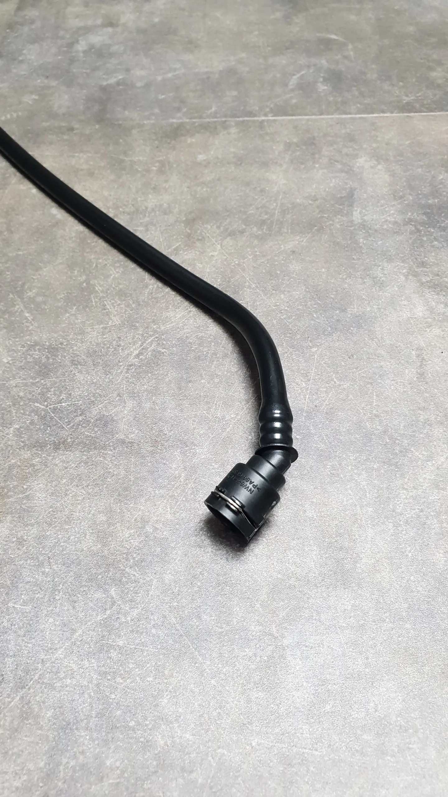 Патрубок системы охлаждения расш.бачок-верхний патрубок (тонкий)  F10,F11 [N20]