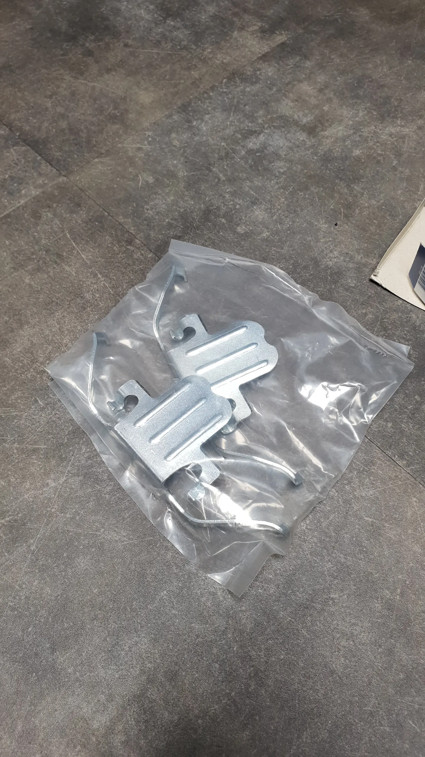 Пружина (скоба) суппорта тормозного переднего E81-E88,E90-E93,E60,E61,F10,F11,E84 [смотри VIN]