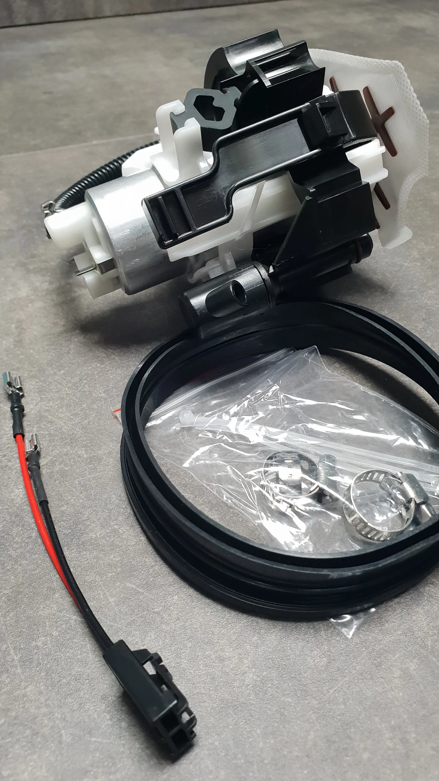 Топливный насос (бензонасос) E39 (с сеточкой и в обойме)