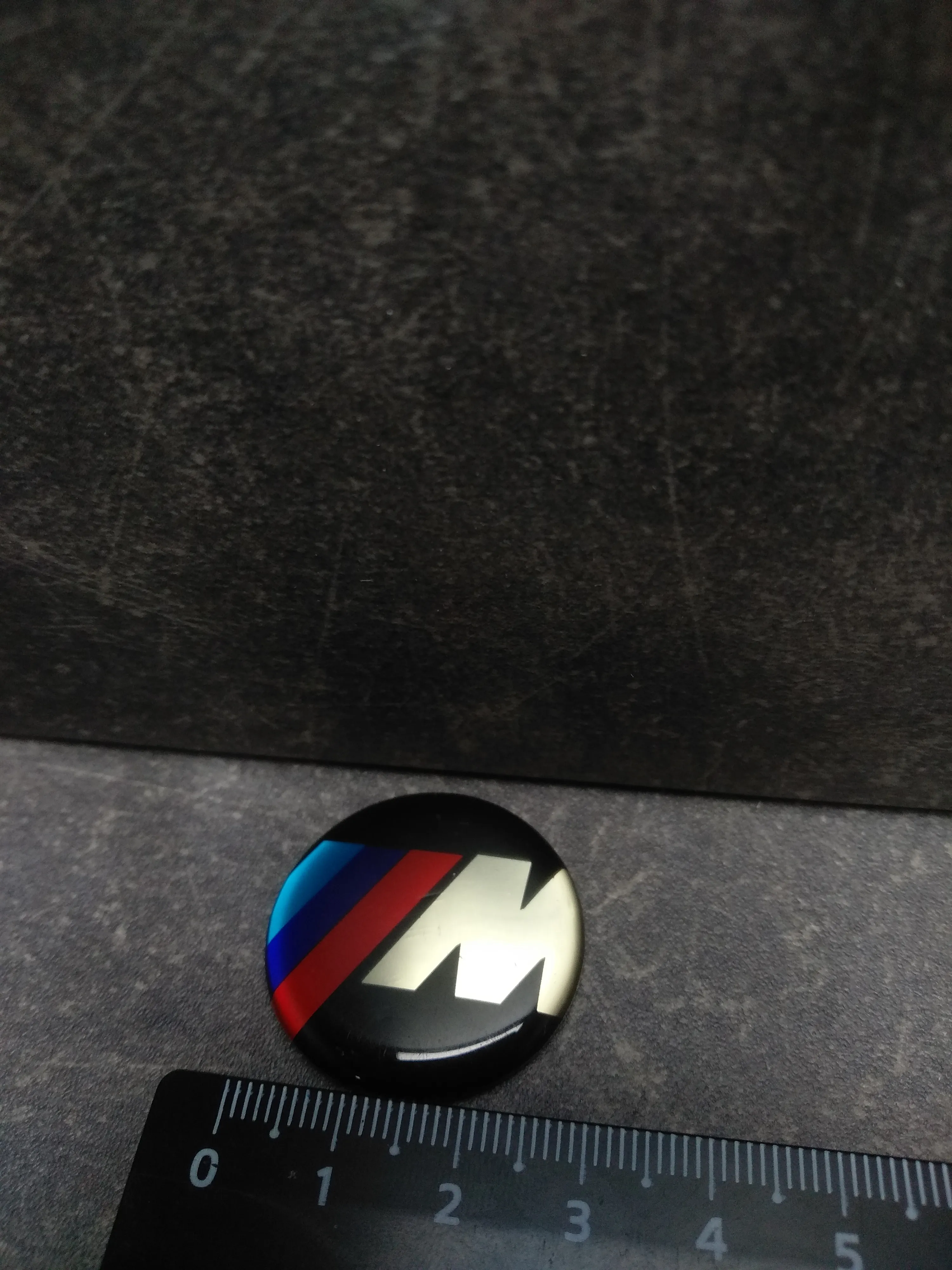 Наклейка круглая "M"  (D=29mm)