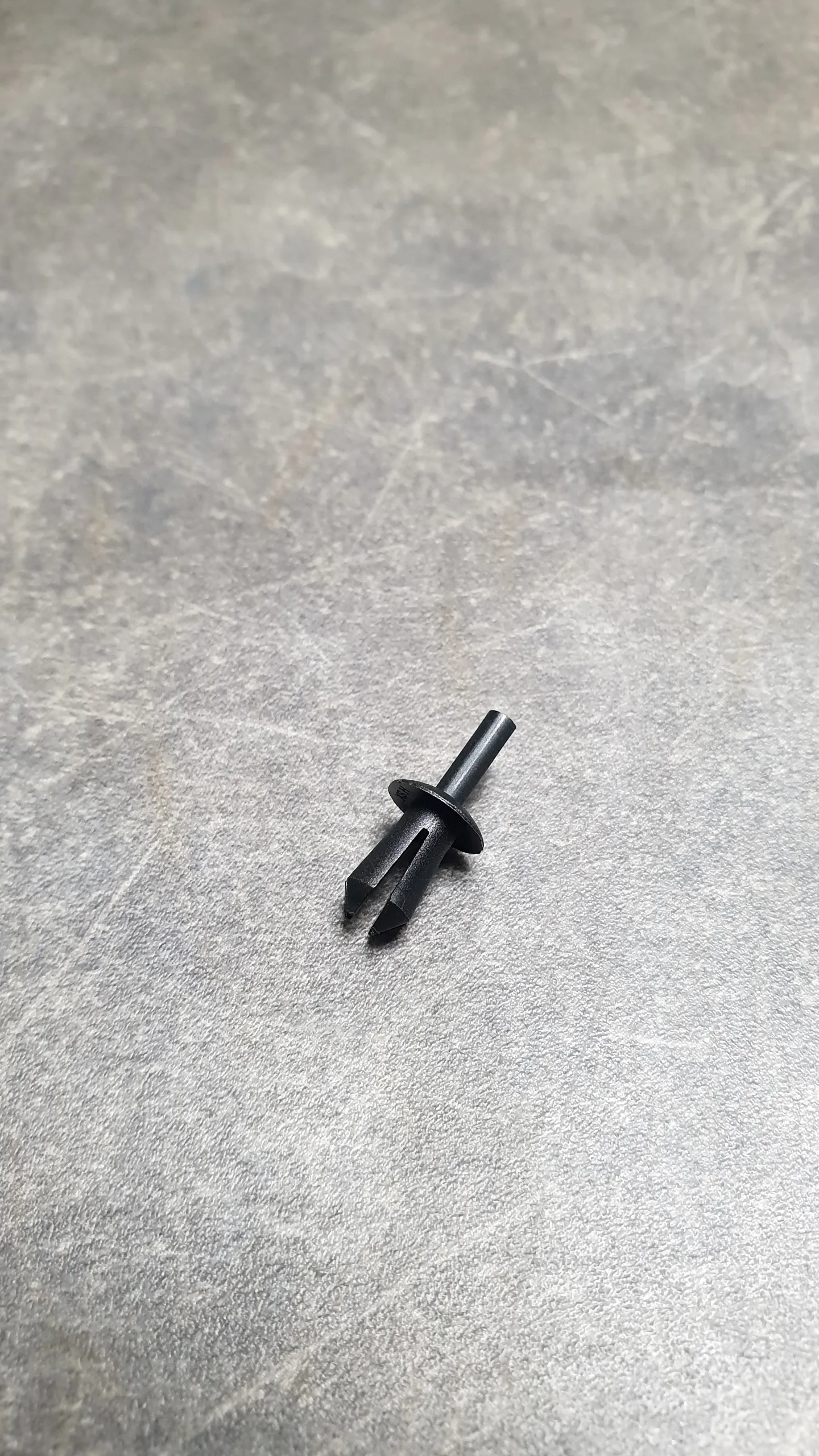 Клипса крепления накладки порога [торцевая] / брызговиков (2-22)