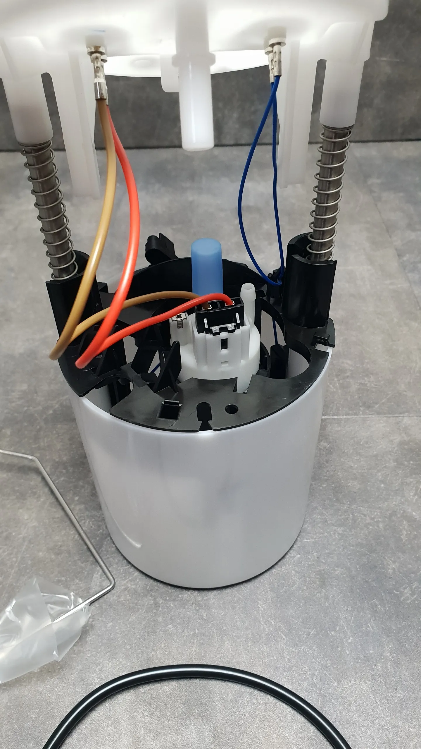 Топливный насос (бензонасос) E81-E88,E90-E93,E84 [в сборе с датчиком уровня] (смотри по VIN)