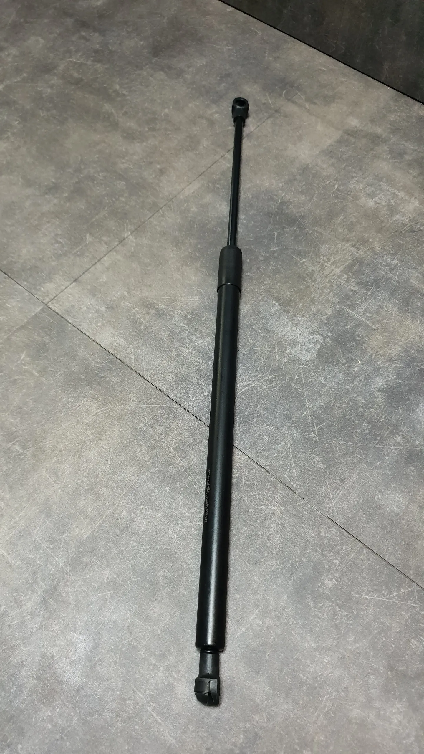 Амортизатор багажника газовый E53 (530N)