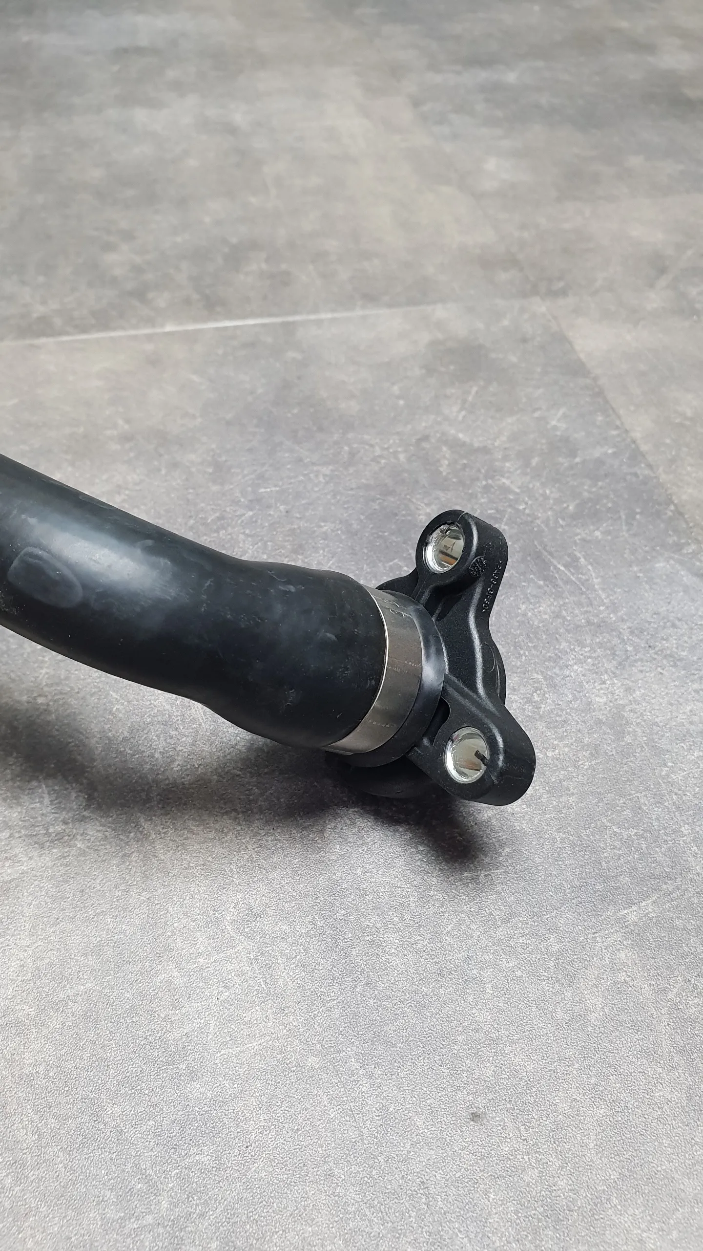 Патрубок системы охлаждения N54 [E71] крепление на 2 болта (МИККИ-маус)