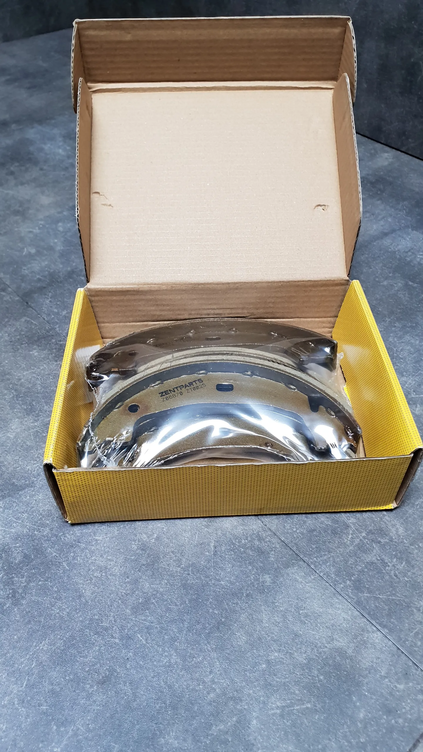 Колодки тормозные зад барабан (внутри дисков) E81,E46,E90,E92,F20,F30